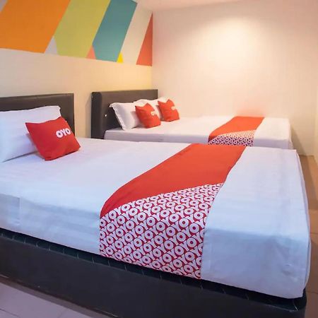 Oyo 90281 Hotel Taj Seksyen 13 Шах Алам Екстериор снимка